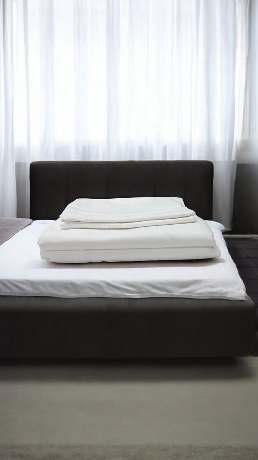 Two flat sheets and two pillowcases in white cotton.