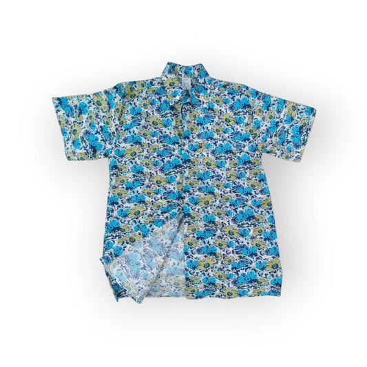 Comfortable short-sleeved cotton button-down 'Uhuru' shirt made in Kenya with a cheerful floral design.